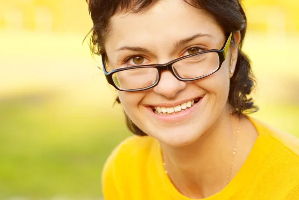 Menina de cabelos escuros em óculos — Fotografia de Stock
