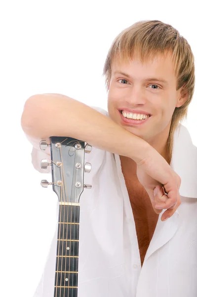 Jovem cantora se inclina cotovelos na guitarra e ri — Fotografia de Stock