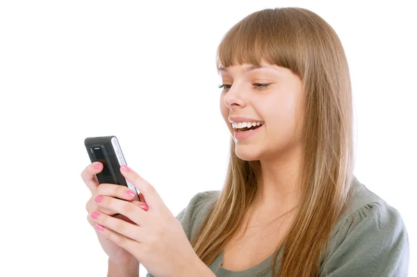 Lachende meisje leest bericht op telefoon — Stockfoto