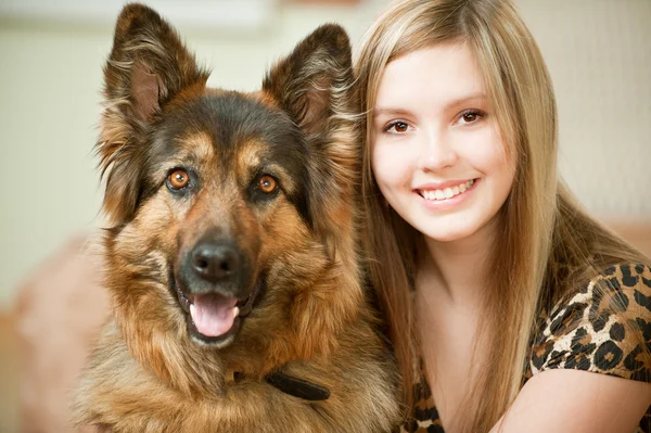 Mulher bonita e seu cão pastor — Fotografia de Stock