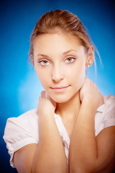 Retrato de jovem bela mulher — Fotografia de Stock