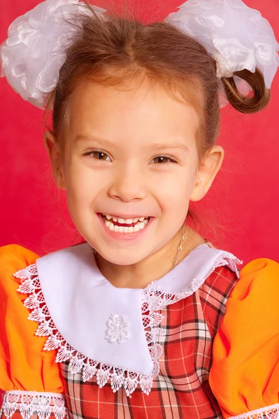 Kleines Mädchen mit Schleifen im Haar — Stockfoto