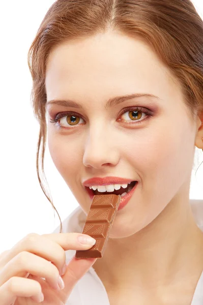 Piękna młoda kobieta gryzie od czekolady — Zdjęcie stockowe