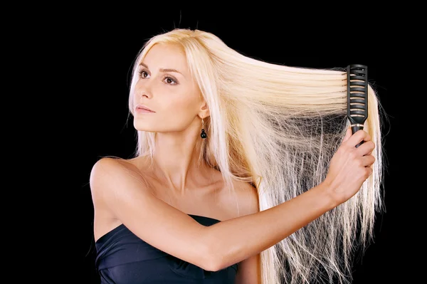 Trevlig ung kvinna kammar håret — Stockfoto