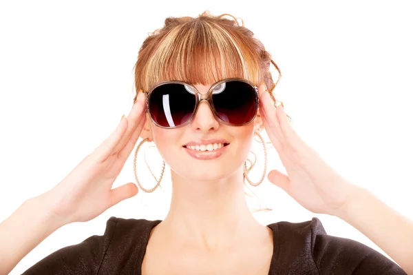 Девушка смеется, держа солнечные очки — стоковое фото
