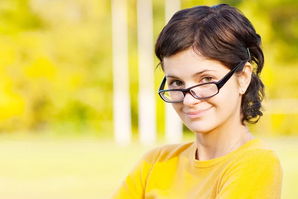 Menina de cabelos escuros em óculos — Fotografia de Stock