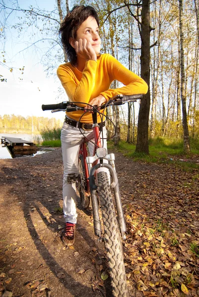Gyönyörű lány lovaglás kerékpár — Stock Fotó
