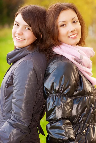 Twee jonge aantrekkelijke vrouwen portret — Stockfoto