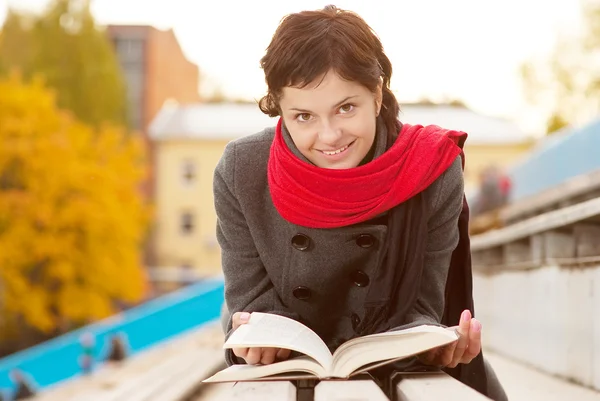 Mladá žena s knihou — Stock fotografie
