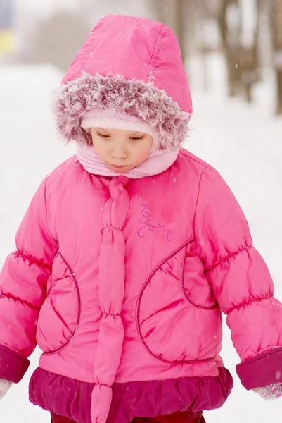 Сумна дошкільна дитина в рожевому пальто — стокове фото
