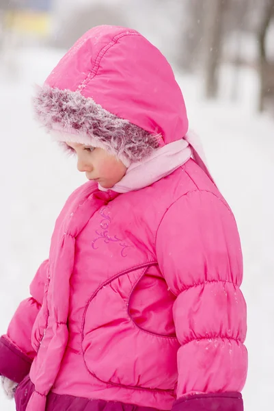 Ledsen förskola barn i rosa kappa — Stockfoto