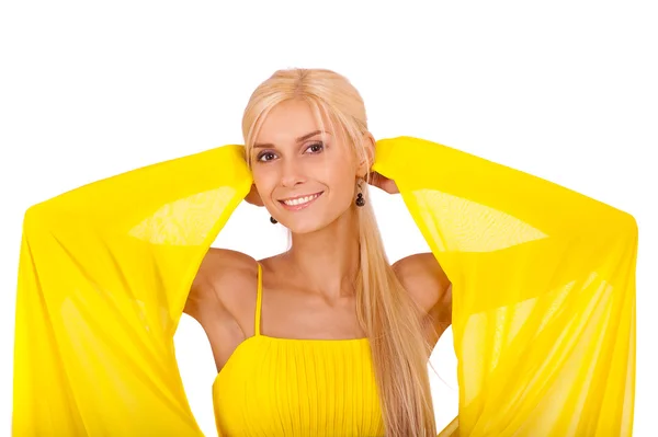Belle femme souriante en robe jaune — Photo