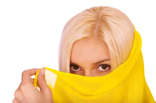 Blond kvinna med gul paranja — Stockfoto