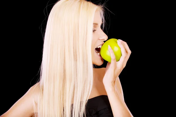 Yeşil elma yiyen kadın — Stok fotoğraf