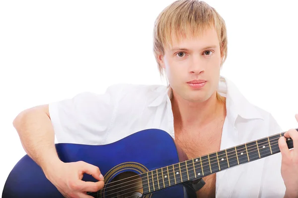 Vacker ung man spelar gitarr — Stockfoto