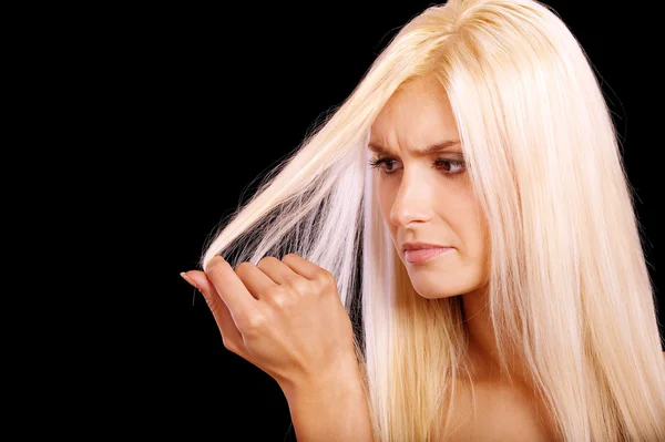 Очаровательная блондинка не довольна хрупкими волосами — стоковое фото