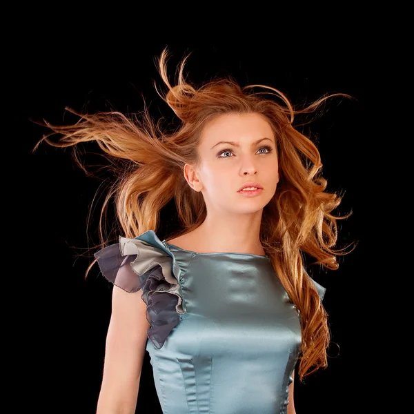 Zdrowe piękne długie włosy w ruch stworzony przez wiatr — Zdjęcie stockowe