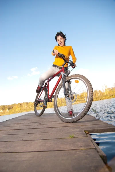 Menina bonita andar de bicicleta — Fotografia de Stock