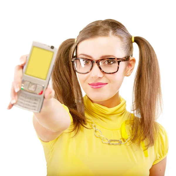 Menina estende telefone com display amarelo — Fotografia de Stock