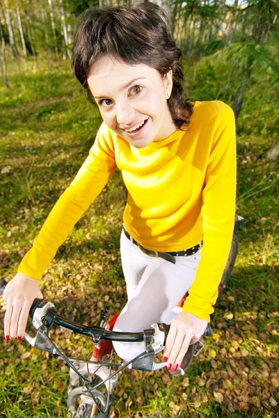 Όμορφο κορίτσι ιππασία ποδήλατο — Φωτογραφία Αρχείου