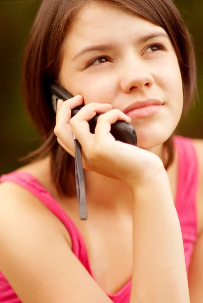 Belle jeune femme parlant sur téléphone portable — Photo