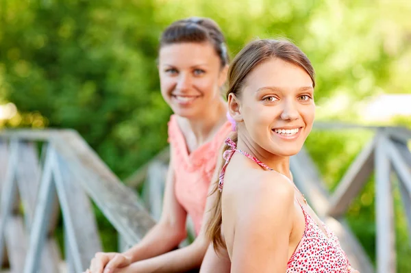 Zwei junge und schöne Mädchen am Geländer — Stockfoto