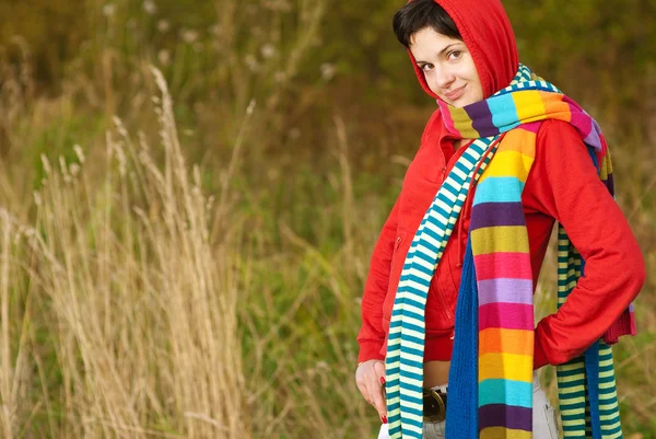 Flicka i huva med flerfärgade scarfs — Stockfoto