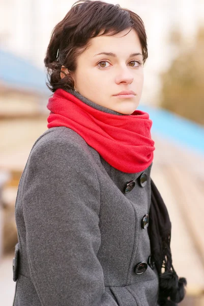 Bella ragazza con sciarpa rossa — Foto Stock