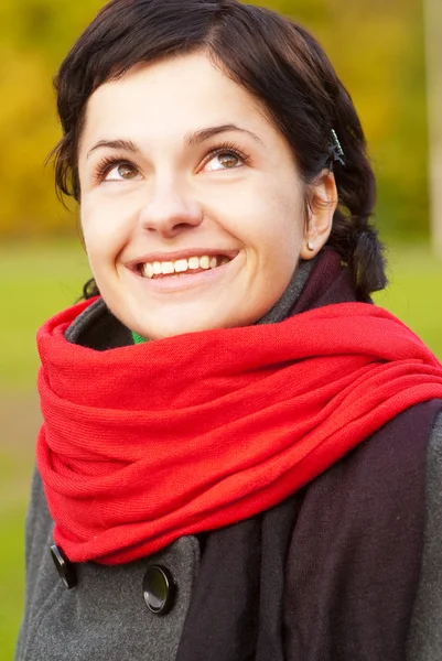 Красива дівчина з червоним шарфом — стокове фото