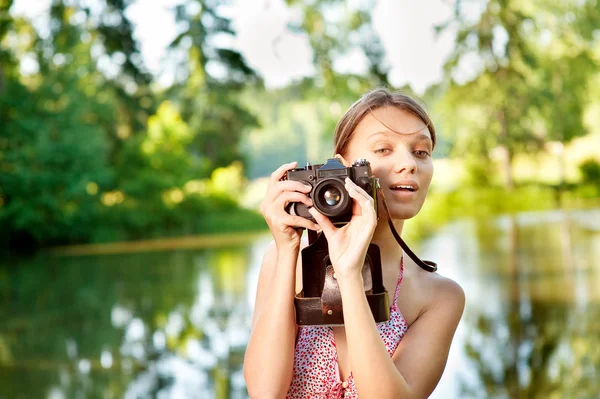 Νεαρό κορίτσι με κάμερα — Φωτογραφία Αρχείου