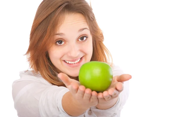 Hermosa joven sosteniendo una manzana — Foto de Stock