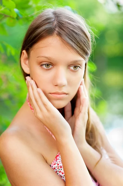 Schöne Frau in der Nähe des Flusses — Stockfoto