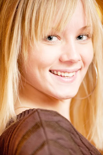 Krásná blondýna usmívá — Stockfoto