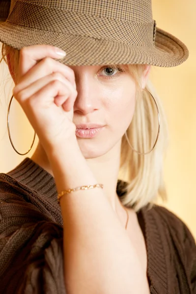 Uroczy młoda kobieta w kapeluszu — Zdjęcie stockowe