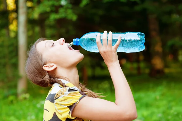 Vacker kvinna dricksvatten — Stockfoto