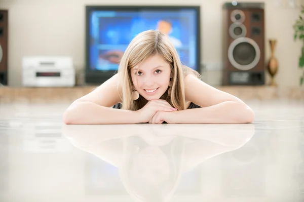 Κορίτσι κατά μεγάλη τηλεόραση — Φωτογραφία Αρχείου