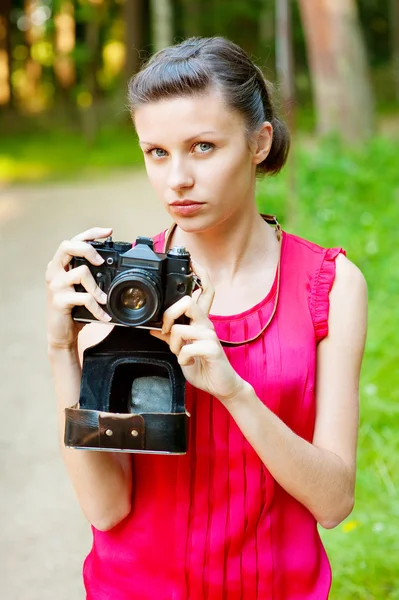 Νεαρό κορίτσι με κάμερα — Φωτογραφία Αρχείου