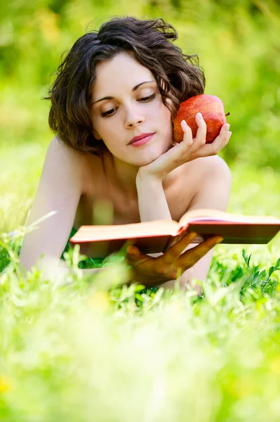 Kvinna läser bok — Stockfoto