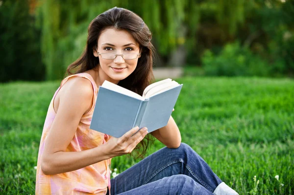 Студентка читает учебник . — стоковое фото