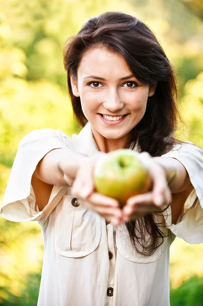 Hermosa chica con manzana —  Fotos de Stock