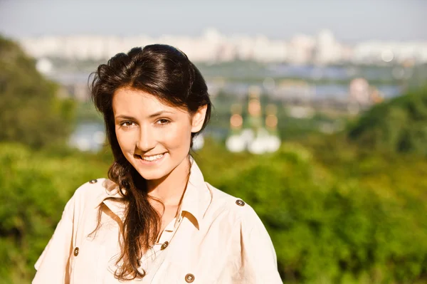 Frau gegen Stadt Kiew — Stockfoto