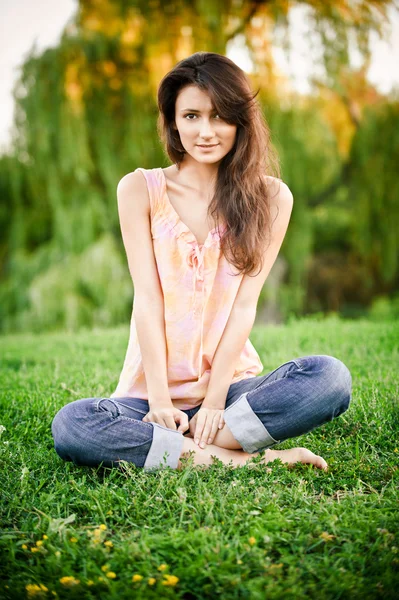 芝生の上に座っている女の子 — ストック写真