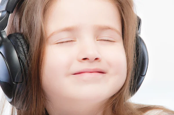 Bela criança pré-escolar em fones de ouvido — Fotografia de Stock