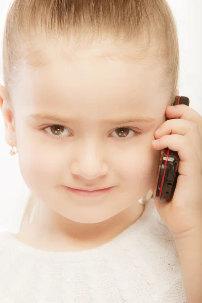 Portrét krásné předškolního dítěte s telefonem — Stock fotografie