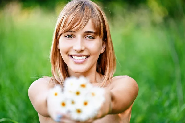 Girl with bouquet of camomiles — Stock Photo, Image