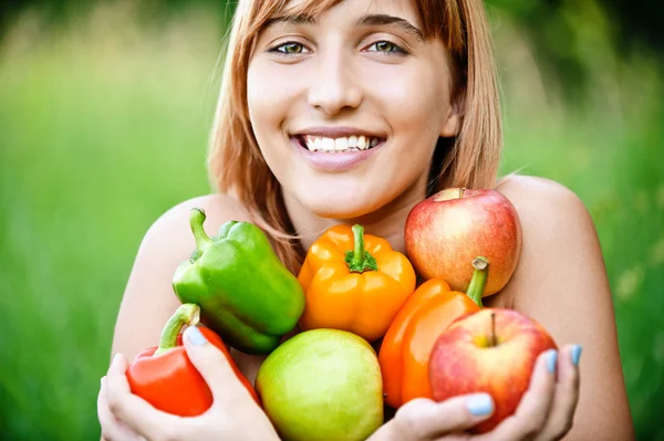 Όμορφη κοπέλα με μήλα και γλυκές πιπεριές — Φωτογραφία Αρχείου