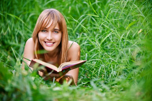 Kobieta czyta książki — Zdjęcie stockowe