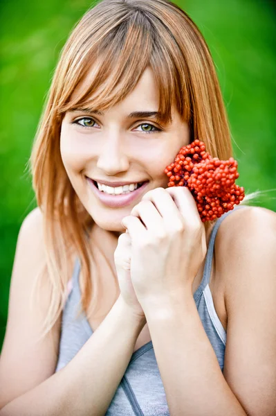 Девушка с ягодами — стоковое фото