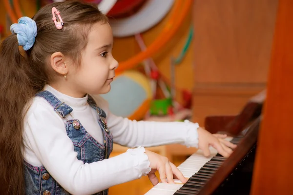 Little girl plays piano — Stock Photo, Image