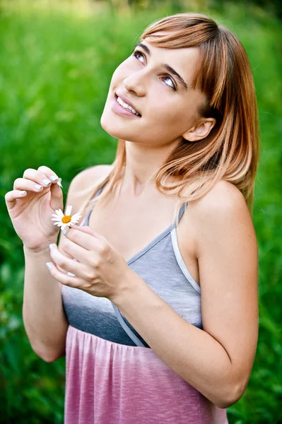 Girl guesses on camomile — Stock Photo, Image